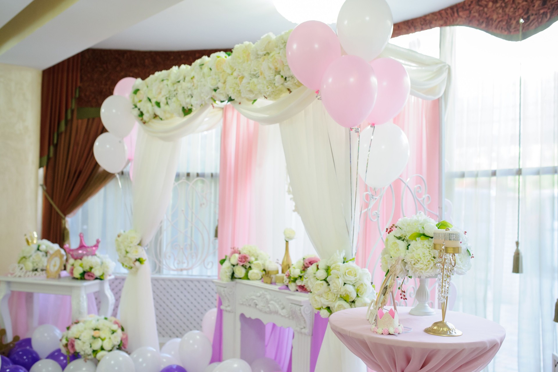 Decoration with balloons